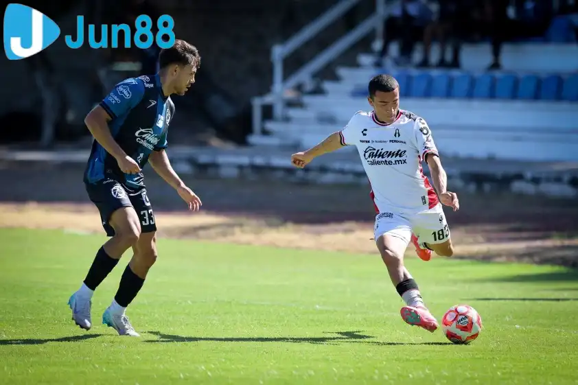 Queretaro (trái) đã thay tướng nhưng chưa thể đổi vận ở giai đoạn đầu mùa giải. (Ảnh: Internet) Queretaro (trái) đã thay tướng nhưng chưa thể đổi vận ở giai đoạn đầu mùa giải. (Ảnh: Internet)